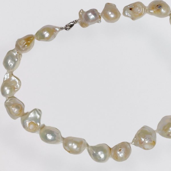 Baroque white pearl necklace with silver clasp - Image 2