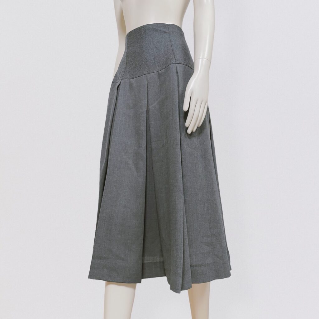 GUY LAROCHE – gray pleated trapeze skirt with high waist and boned waist