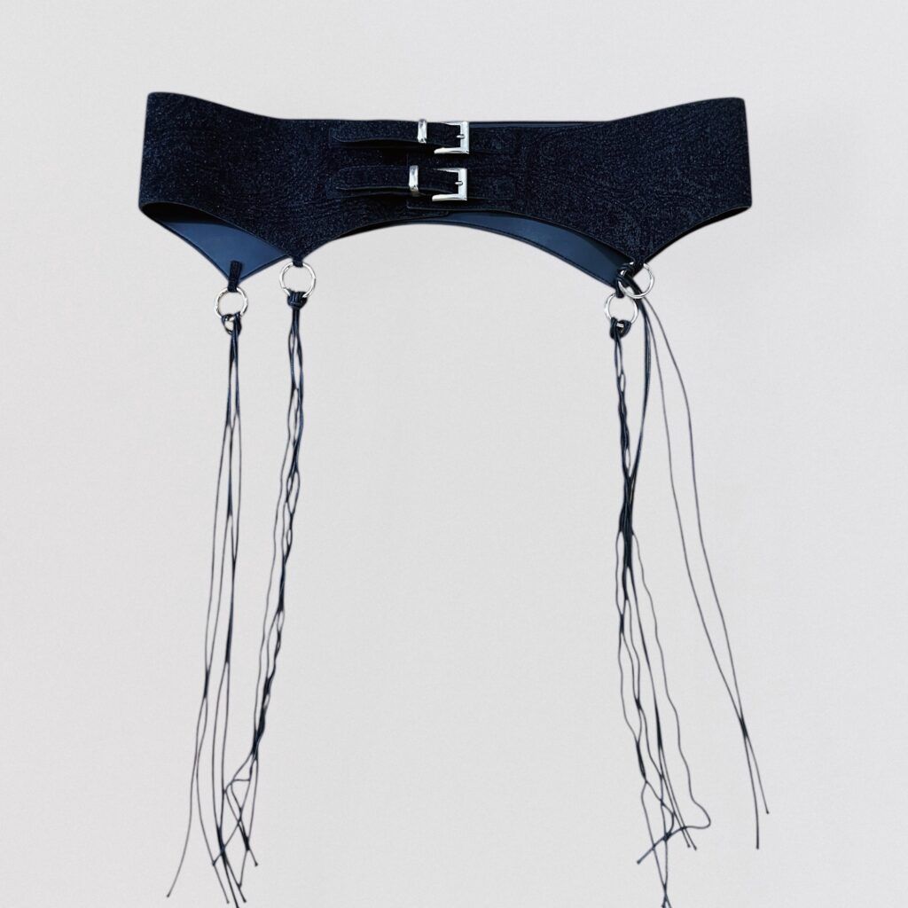 BLUMARINE – Black low-rise belt with rings & fringes