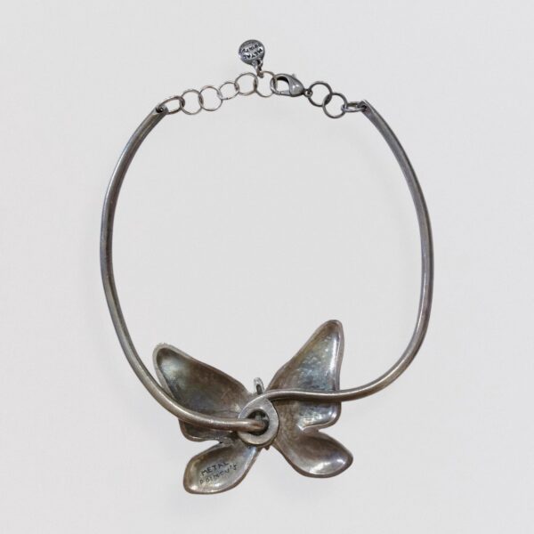 METAL POINTU’S – smoked silver metal butterfly choker necklace - Image 5